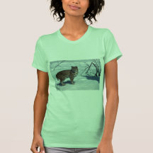 Chat sauvage sur la neige t-shirt