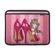 Chaton dans des chaussures roses poches macbook air