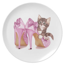 Chaton gris dans des stylets assiettes pour soirée