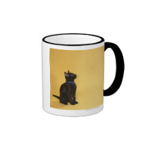 Chaton noir dans le collier tasse à café