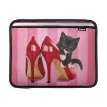 Chaton noir et blanc dans la chaussure rouge poche macbook air