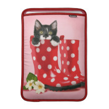Chaton noir et blanc dans les rainboots rouges de  poche macbook