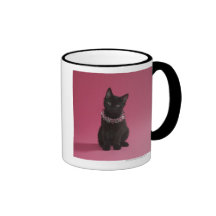Chaton noir portant le collier orné de bijoux tasses à café