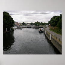 Chaussée à la rivière posters