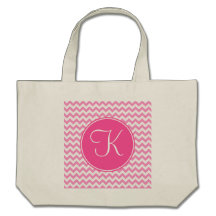 Chevron rose avec le monogramme rose sacs