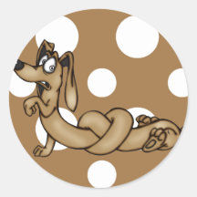 Chien de bande dessinée de teckel attaché dans les autocollant rond