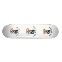 Chien de gibier à plumes à la maison de maison de  plateaux de skateboards