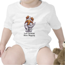 Chien de St Bernard écorçant moins la pièce en t i T-shirts