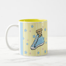 Chiot dans une tasse bleue de chaussure