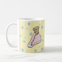 Chiot dans une tasse rose de chaussure