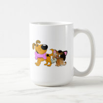 Chiot et Kitty avec le festin préféré tasses