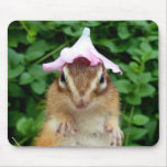 Chipmunk wears flower hat マウスパッド