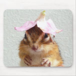 Chipmunk wears flower hat マウスパッド