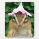 Chipmunk wears flower hat マウスパッド