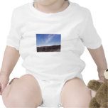 Ciel bleu attrayant avec des vagues de nuage t-shirt