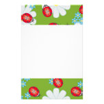 Coccinelles lunatiques sur des marguerites de jard papier à lettre personnalisable