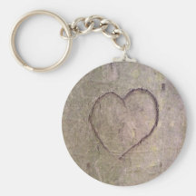 Coeur découpé dans un arbre porte-clé