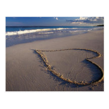 Coeur dessiné sur la plage cartes postales