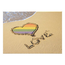 Coeur gai d'amour d'arc-en-ciel dans le sable invitations personnalisées