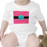 Coeurs roses de monogramme t-shirts