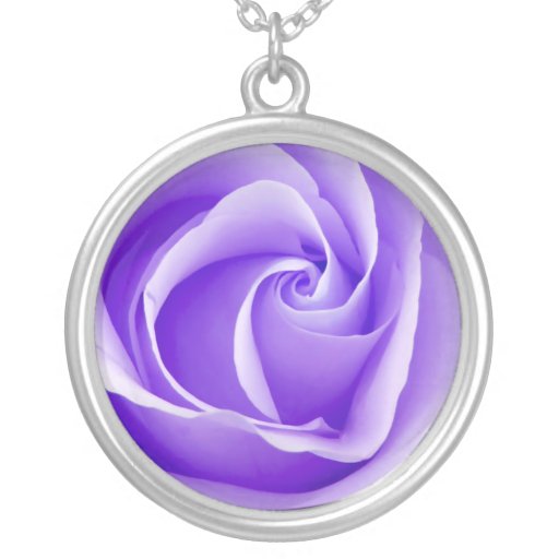 Collier assez pourpre de rose