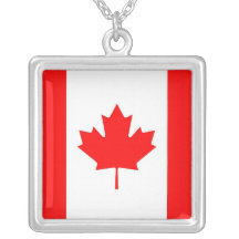 Collier élégant avec le drapeau du Canada
