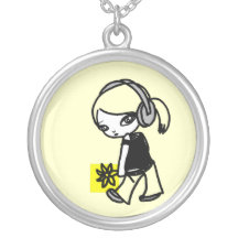 Collier jaune de la fille M