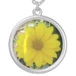 Collier jaune de macro de fleur