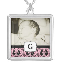 Collier rose de photo de monogramme de damassé
