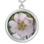 Collier rose sauvage