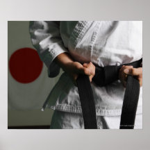 Combattant du Taekwondo tendant la ceinture Affiches