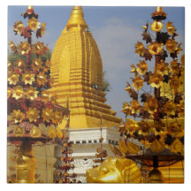 Complexe de pagoda de Shwe Zigon dans Bagan (païen Carreaux
