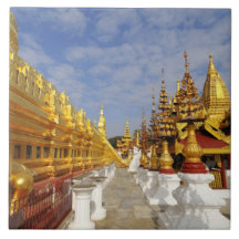 Complexe de pagoda de Shwezigon dans Bagan (païen) Carreau