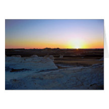 Coucher du soleil dans le désert blanc carte de vœux