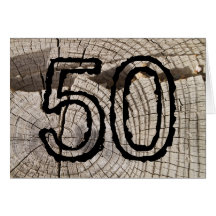 Coupez la carte d'anniversaire en bois