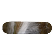 Courants d'eau de rivières skateboards customisés