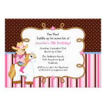Cow-girl sur l'anniversaire de cheval blanc invitations personnalisables
