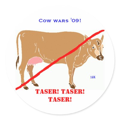 Cow wars '09! round sticker by dave742