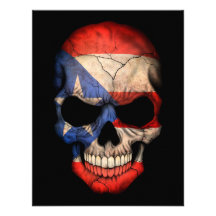 Crâne portoricain de drapeau sur le noir invitations personnalisées