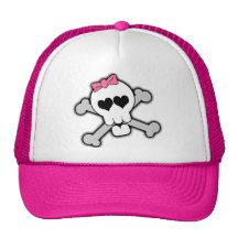 Crâne rose et os croisés avec les coeurs et l'arc casquettes de camionneur