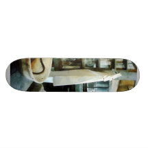 Creuset et manteau de laboratoire planches à roulettes