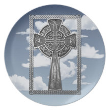 Croix usée en métal assiette