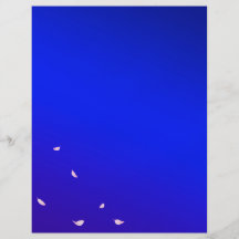 D'arrière - plan bleu profondément et pétales des  prospectus