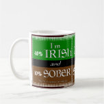 De la main gauche irlandais et sobre tasse à café