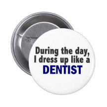 Dentiste au cours de la journée badge avec épingle