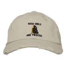 Des filles drôles de yoga sont tordues ont brodé l casquette brodée