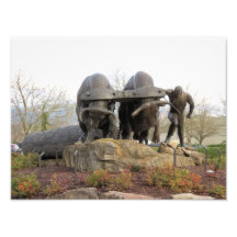 Deux boeufs tirant une sculpture en bronze en rond  tirage photo