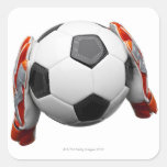 Deux gants de gardiens de but tenant un football autocollants carrés