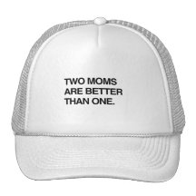 DEUX MAMANS SONT MEILLEURES QU'UNE CASQUETTE