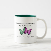 Deux papillons sont un tasse à café